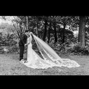 Casablanca lace veil - like new!